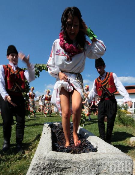 ПИК TV: Пресъздадоха древния тракийски ритуал по мачкане на грозде