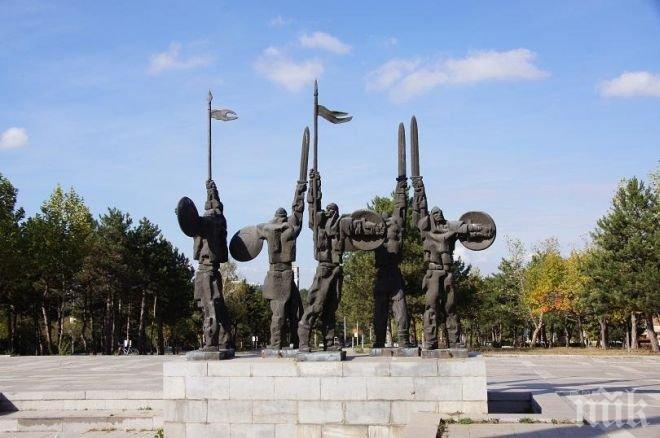 
ЧЕСТИТО! Добрич чества официалния си празник днес
