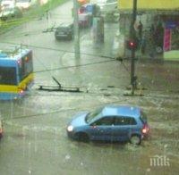 Градушка и порой удариха Плевен, улиците се превърнаха в реки