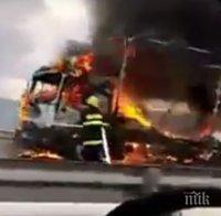 САМО В ПИК TV: ТИР пламна като факла край Ихтиман! 