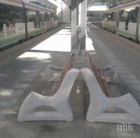 ПОТРЕС! Изпочупиха пейките на ремонтираната Централна гара в София (СНИМКА)