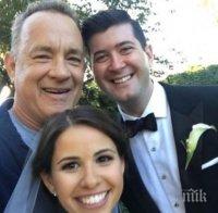 НЕОЧАКВАН ГОСТ! Том Ханкс изненада непознати младоженци, направи си селфи с тях (СНИМКИ)