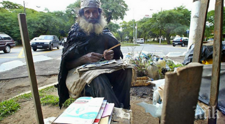 раздават домашни шалове шапки бездомните