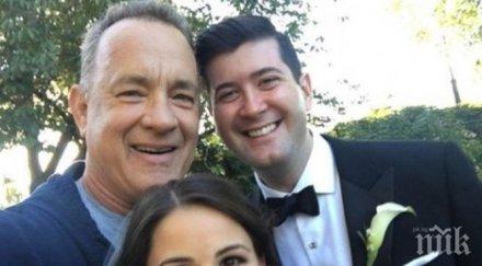 неочакван гост том ханкс изненада непознати младоженци направи селфи тях снимки