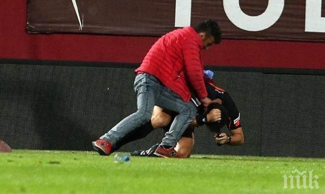 Футболни страсти: Публиката нахлу на терена, преби съдийската тройка