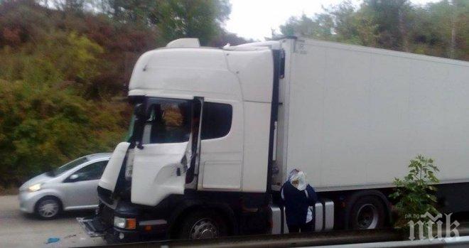 Верижна катастрофа на магистрала Тракия между ТИР и два автомобила! Като по чудо няма пострадали 