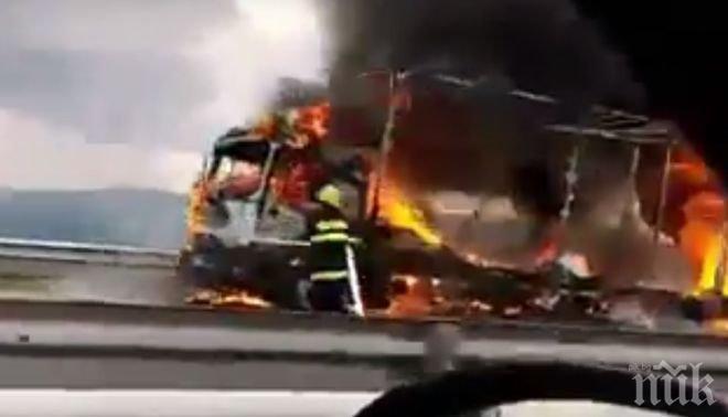 САМО В ПИК TV: ТИР пламна като факла край Ихтиман! 