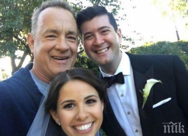 НЕОЧАКВАН ГОСТ! Том Ханкс изненада непознати младоженци, направи си селфи с тях (СНИМКИ)