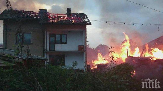 Луд подпалил с газова бутилка трите ромски къщи в Пещера