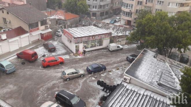 Във Варна е страшно: Порои и градушка наводниха града, движението е блокирано (СНИМКИ)