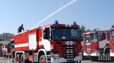 две пожарни гасиха камион смет