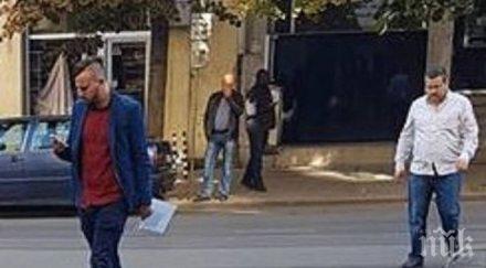 перата разкрития мигрантите низамов осветли корупционната схема даване убежище бежанци хората замесени нея снимки