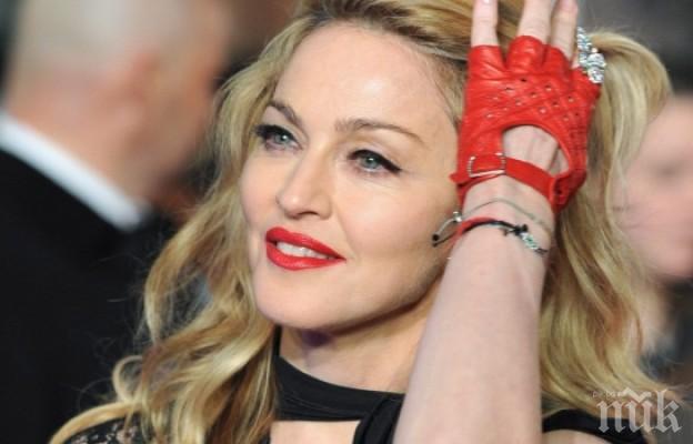 Мадона свали дрехите, за да подкрепи Хилари Клинтън (СНИМКИ) 