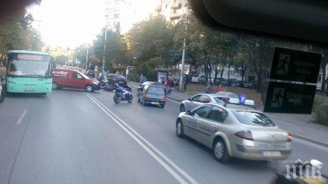 Пак катастрофа! Мотор и две коли помляха в София 