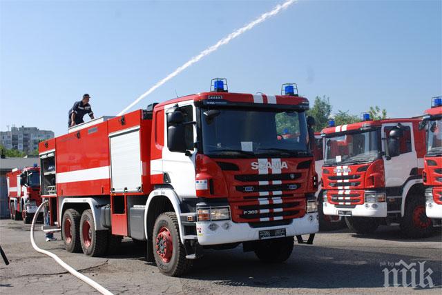 Две пожарни гасиха камион за смет