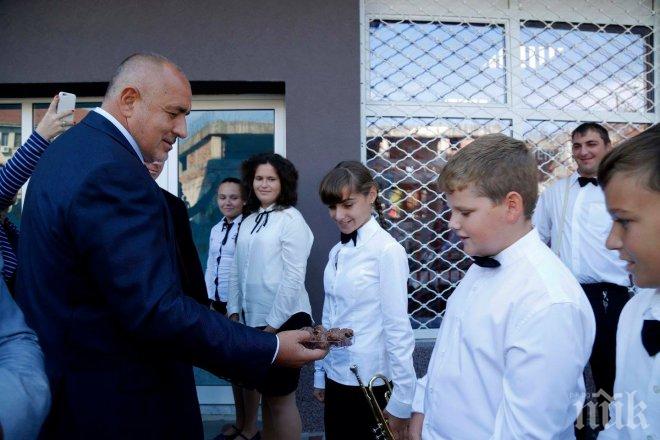 Борисов открива рибарско пристанище утре