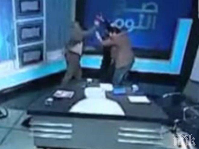 БОЙ В ЕФИР! Египетски юрист наби с обувка имам, разрешаващ на мюсюлманите да пият алкохол (ВИДЕО)