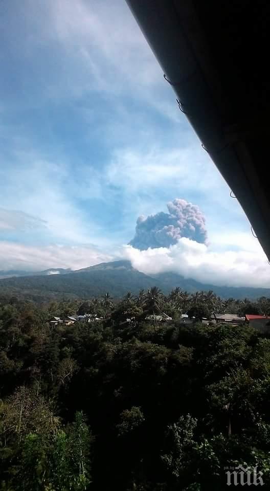 БЕДСТВИЕ! Вулканът, изригнал в Индонезия, скри небето! 389 туристи са в неизвестност (СНИМКИ)