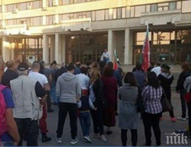 Протест срещу евентуален бежански лагер събра 50-ина души в Русе