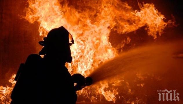 Мебелен цех лумна в пламъци посред нощ