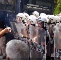 Гръцката полиция разгони с лютив спрей бунтуващите се пенсионери (ВИДЕО)