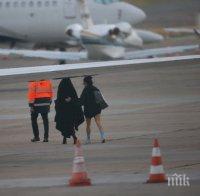 След шокиращия обир: Ким Кардашиян напусна Париж, загърната в черно наметало