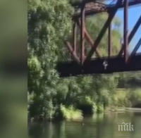 Мост се срути във Виетнам, две деца загинаха 