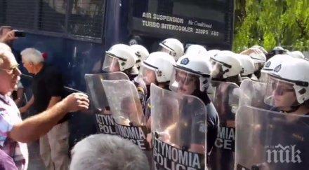 гръцката полиция разгони лютив спрей бунтуващите пенсионери видео