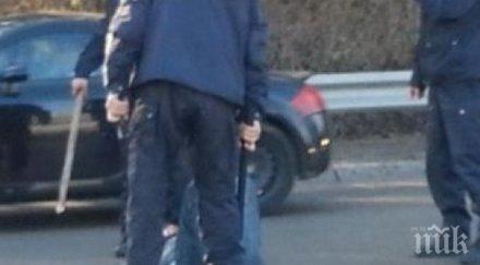 потресаващо полицай преби палка съсед заради забележка