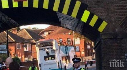 катастрофа лондон автобус разцепи две шофьорът набутал малък тунел