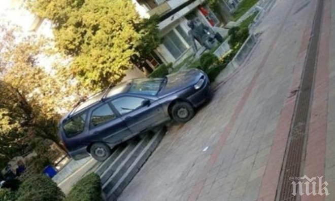 Мистерия в Добрич!  Мъж си паркира колата, но тя сама се качи върху стълбите в пешеходната зона (СНИМКА) 