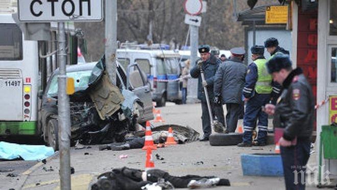 Кръв в Москва! Автомобил се вряза в спирка - загинаха двама, има тежко ранени (СНИМКИ/ ВИДЕО)
