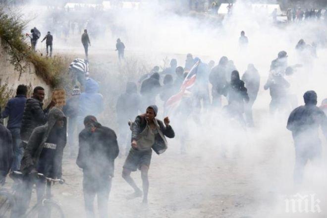 Става страшно край Кале! Полицията разпръсна протестиращи мигранти със сълзотворен газ (СНИМКИ)