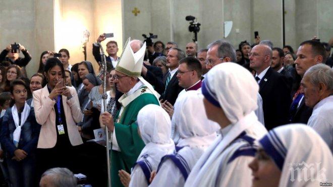 Папата посети джамия в Баку, вижте какво си пожела пред мюсюлманите! (ВИДЕО)