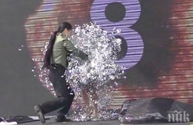 Рекорд за Гинес: Илюзионистка се преоблече 19 пъти за 1 минута (ВИДЕО)