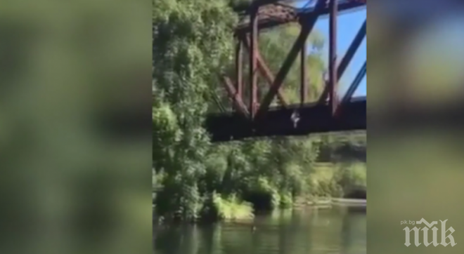 Мост се срути във Виетнам, две деца загинаха 