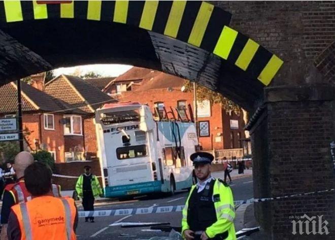 Катастрофа в Лондон - автобус се разцепи на две, шофьорът го набутал в малък тунел  