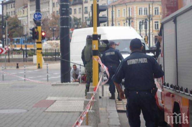 Паника на Лъвов мост! Изоставен багаж блокира движението в центъра на София