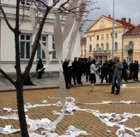 Обстреляха парламента с тоалетна хартия (Снимки)