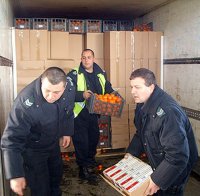 Откриха контрабандни цигари и алкохол в кофа за боклук