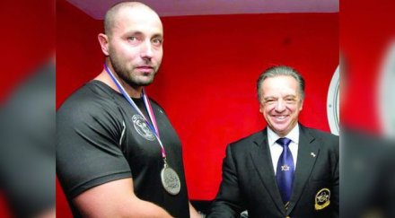 котаракът бойко строи нарушение морската градина