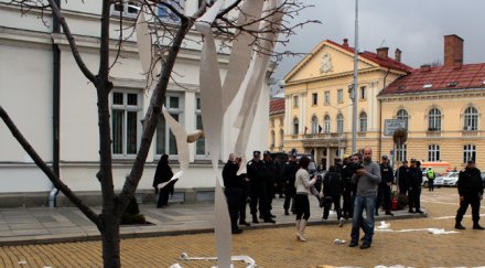 обстреляха парламента тоалетна хартия снимки