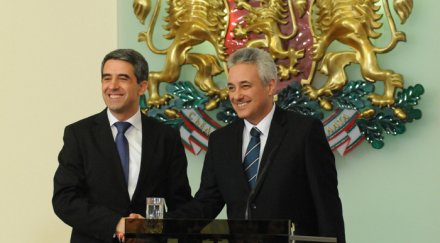 президентът скри министрите черпи шампанско