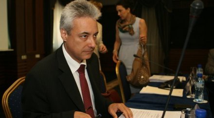 мадам заклейми новия служебен премиер баща бил разузнавач