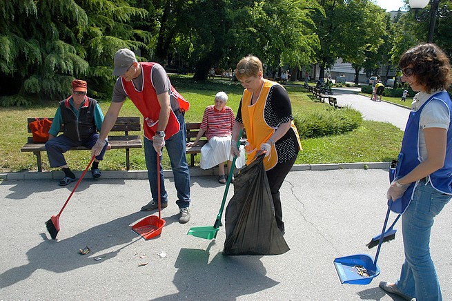 С метли посрещат новия служебен кабинет 