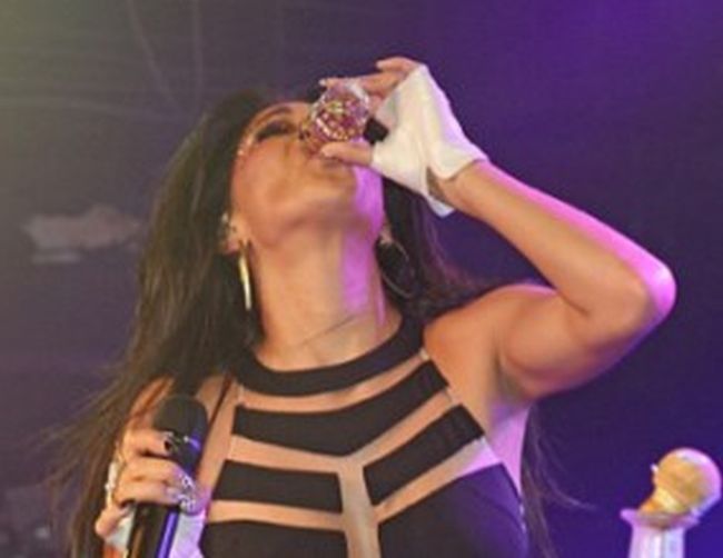 Никол Шерцингер обръща шотове на сцената