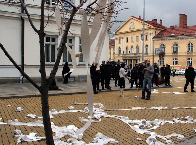Обстреляха парламента с тоалетна хартия (Снимки)