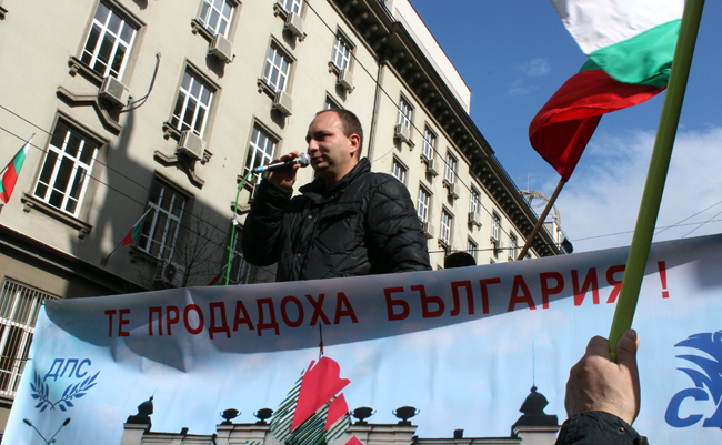 Протестиращите ще чистят с метли парламента 