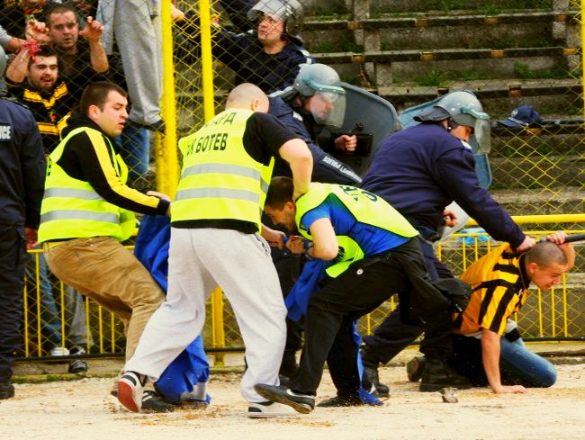 Ранени фенове на Ботев след вандализъм на сини ултраси