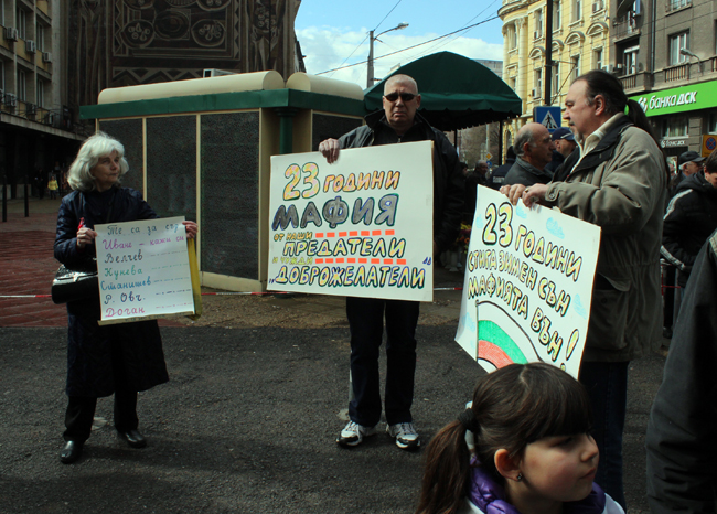 Протестиращите ще спират влаковете с телата си